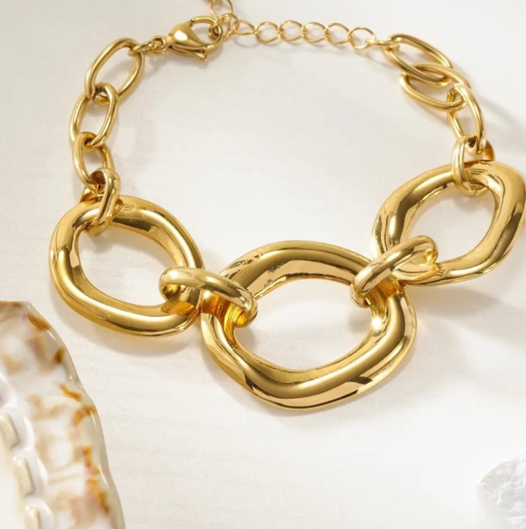 Bracelet Chaîne Dorée Oversize – Élégance Audacieuse