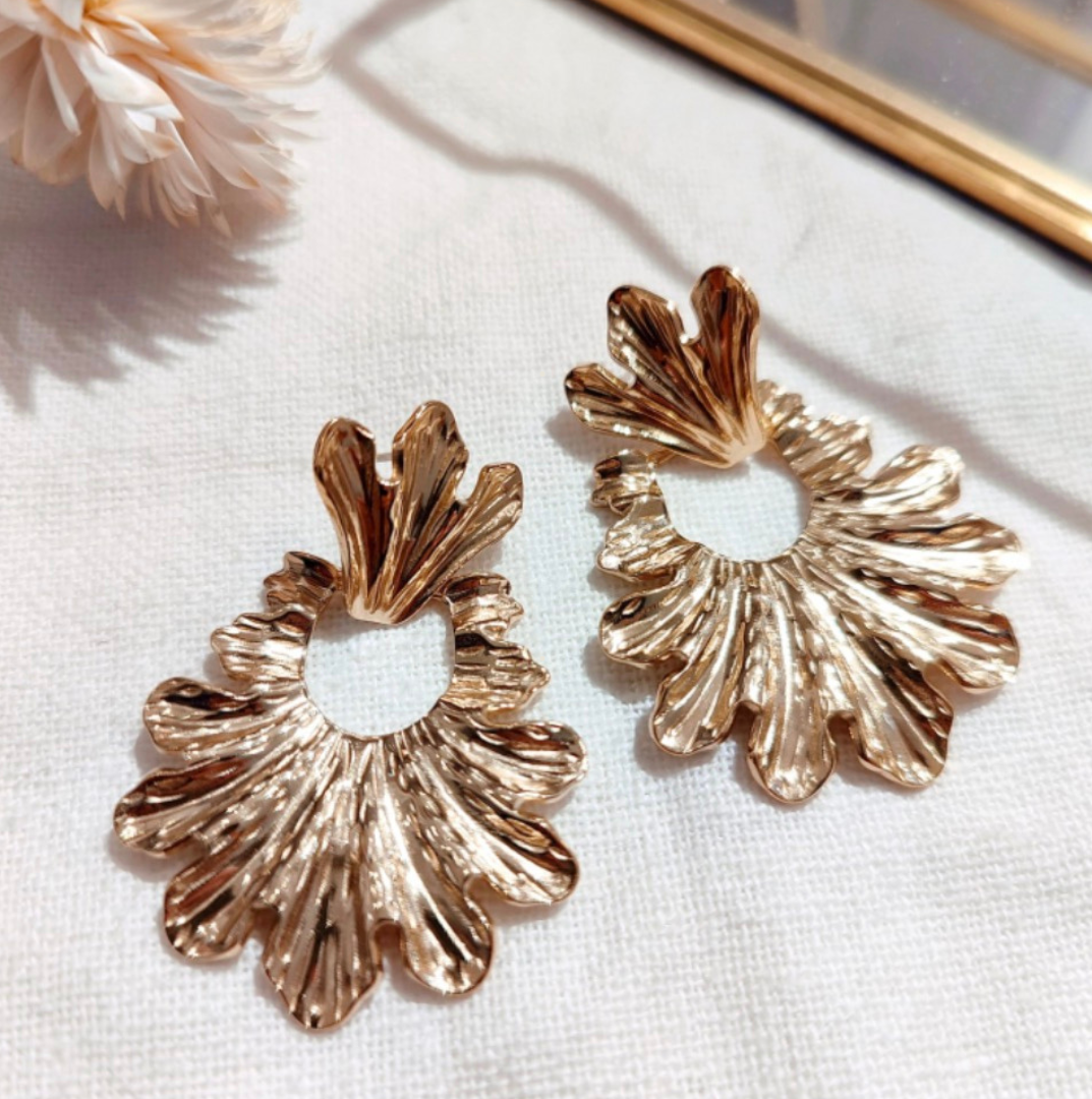 Boucles d’Oreilles “AURÉLIA” – Sculpture d’Or & Élégance Absolue