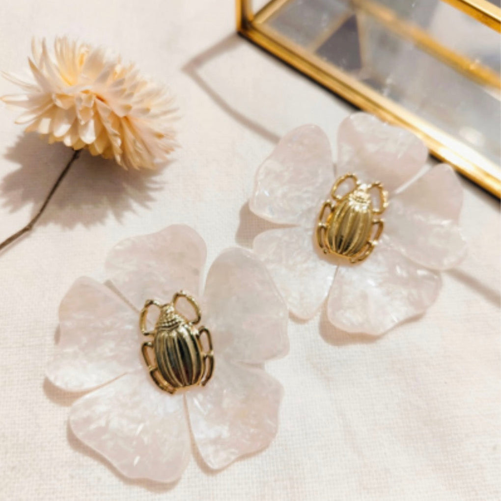 Boucles d’oreilles Fleur Nacrée Rosée – Détail doré