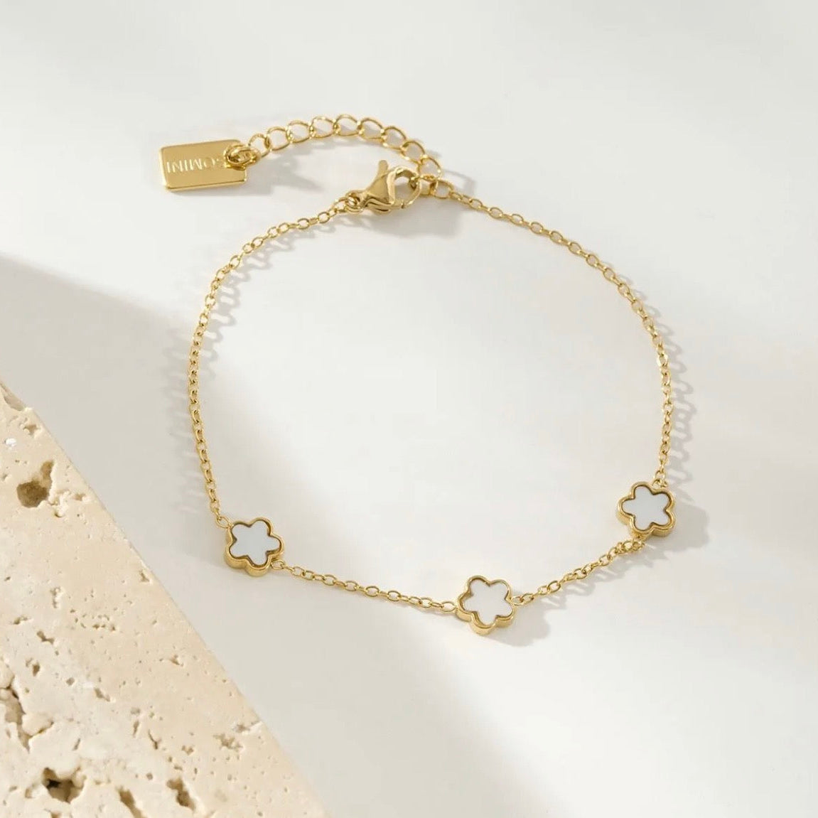 Bracelet Liora – Fleurs blanches en acier inoxydable doré