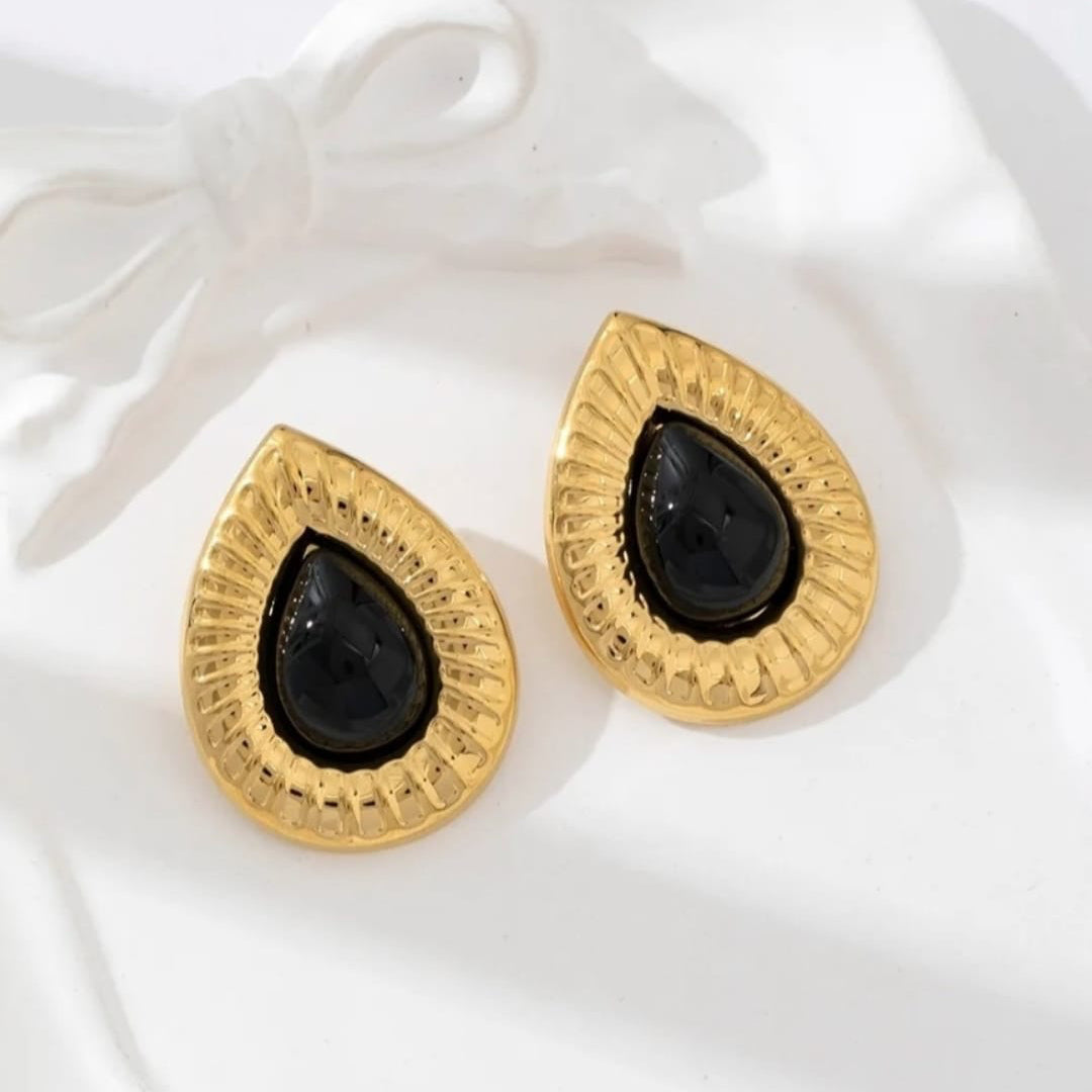 Boucles d’oreilles goutte dorées – Éclat Noir