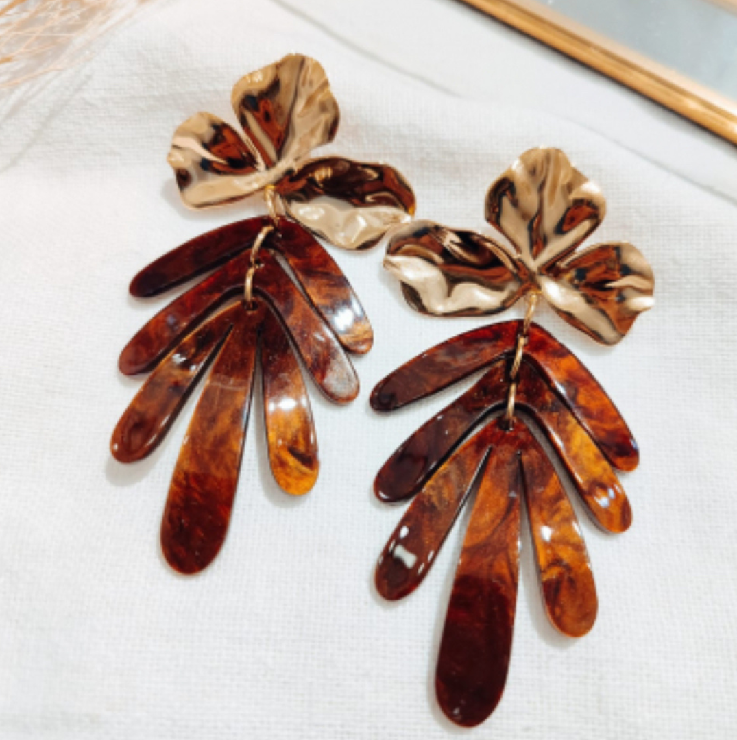 Boucles d’oreilles doré & écaille marron – Style pétales et feuilles