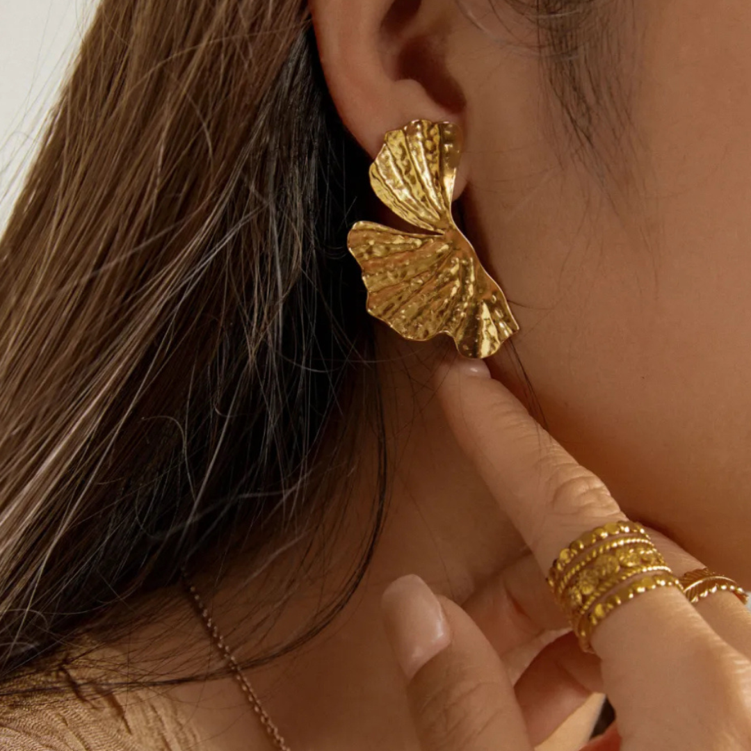 Boucles d’oreilles pétale doré martelé – Bijou femme en acier inoxydable