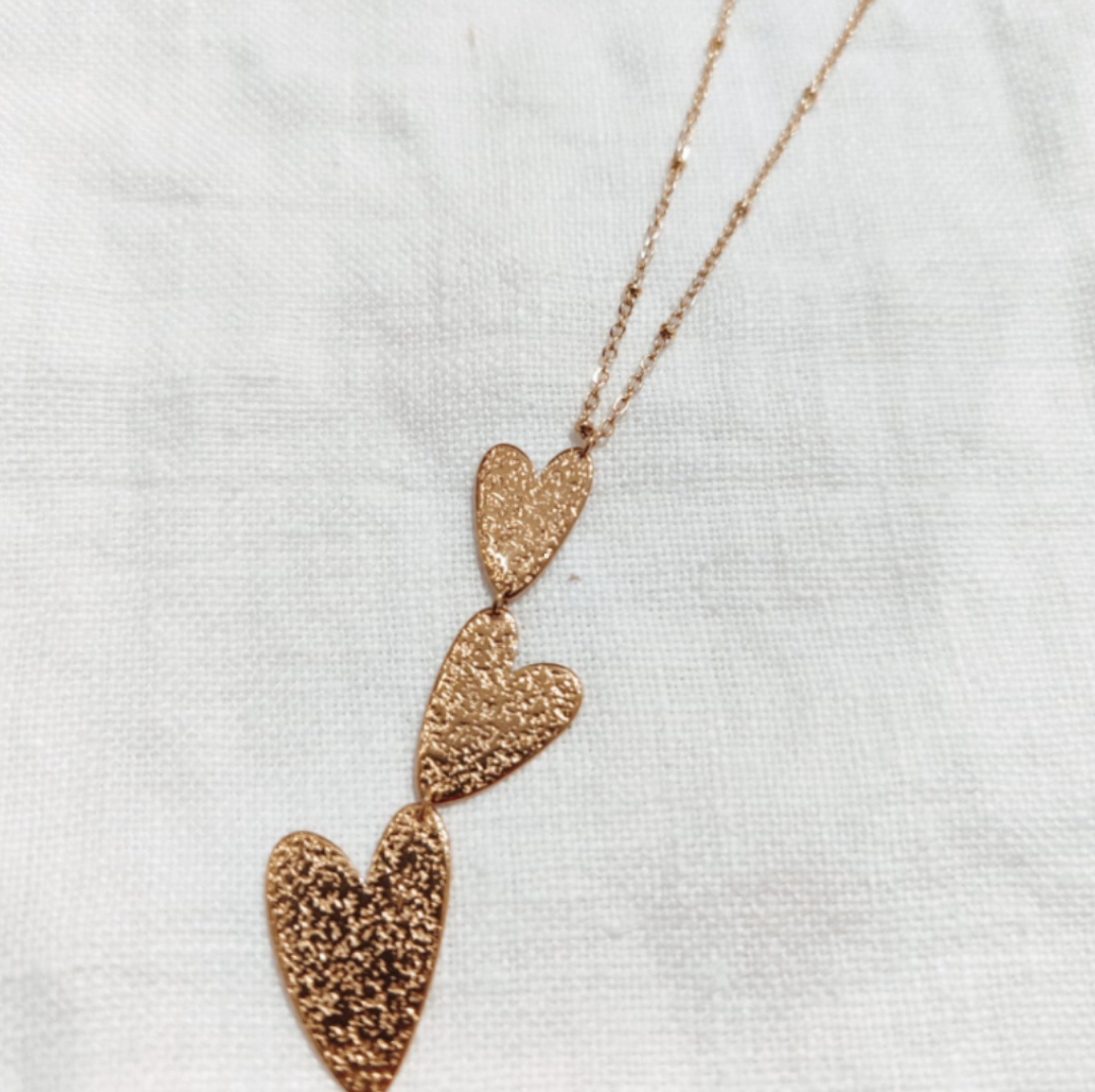 Collier triple cœurs texturés dorés – chaîne fine élégante