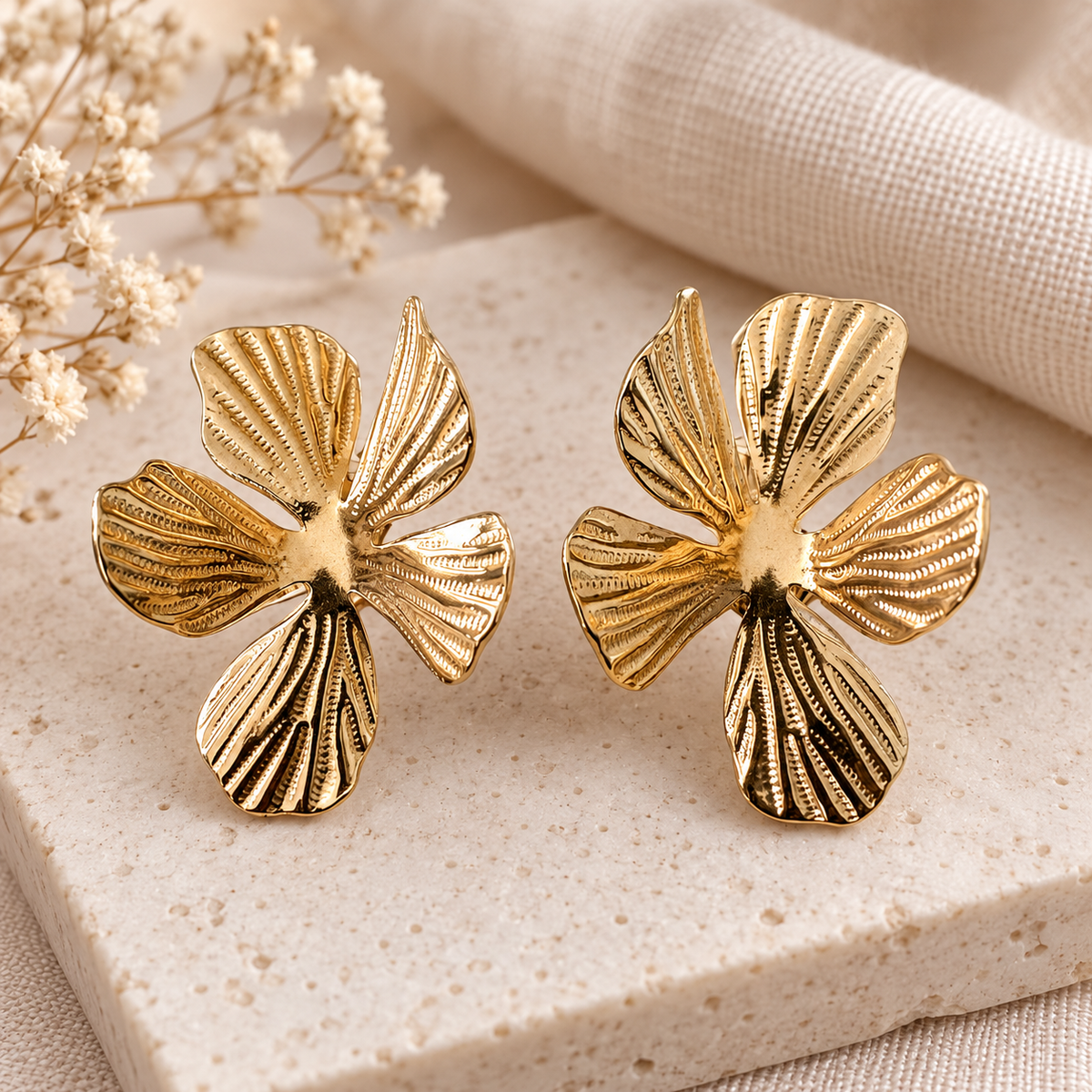 Boucles d’oreilles fleurs dorées texturées – Acier inoxydable