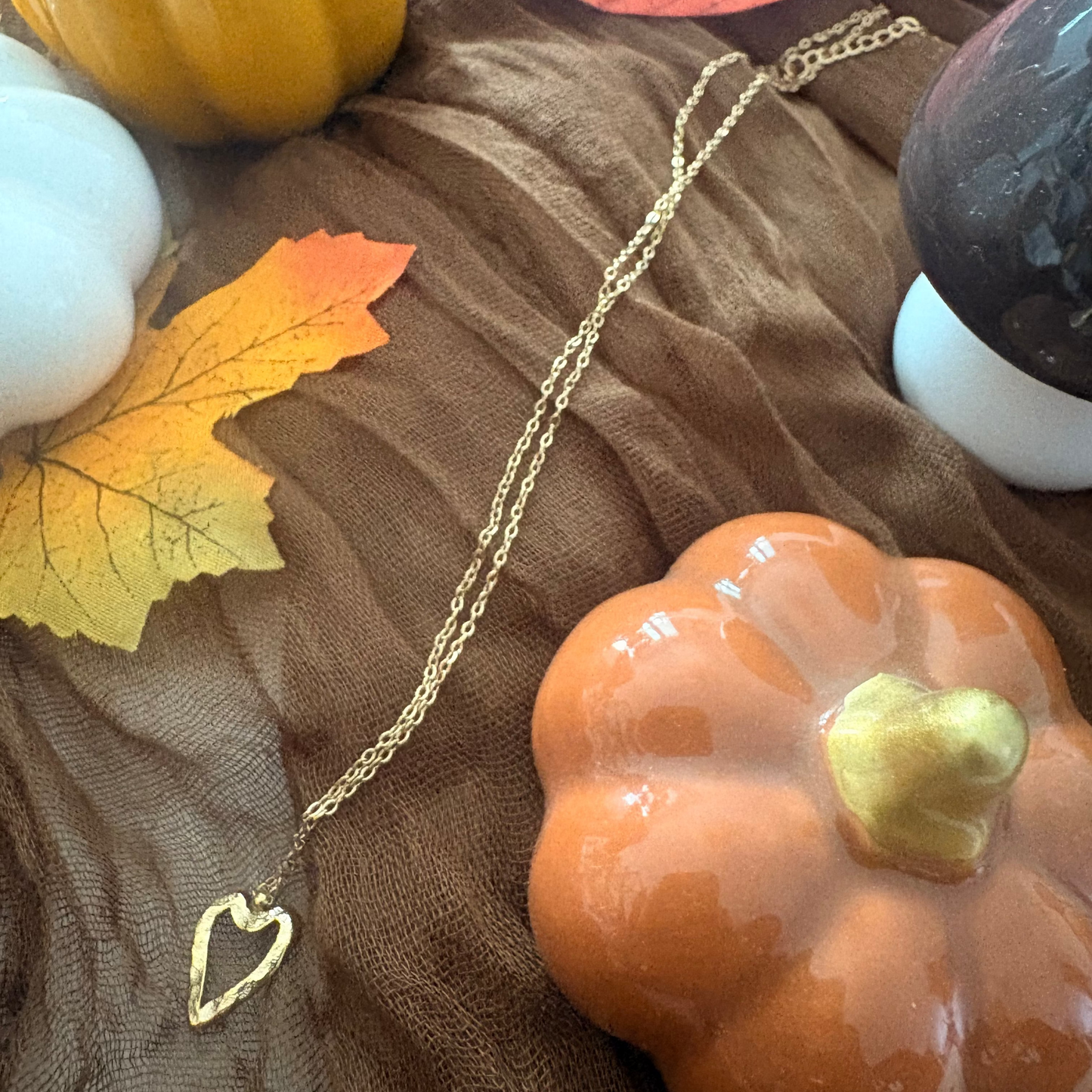 Collier Amoria – Pendentif cœur ajouré doré en acier inoxydable