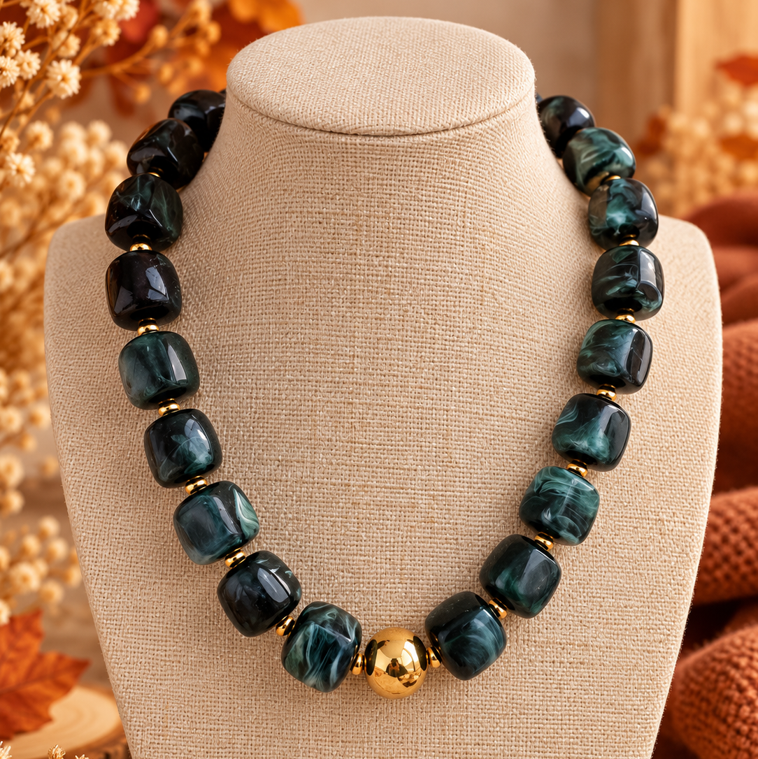 Collier Naya – Perles en résine marbrée et détails dorés