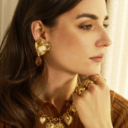 Boucles d’oreilles Amore – Cœurs dorés et pendentifs marron