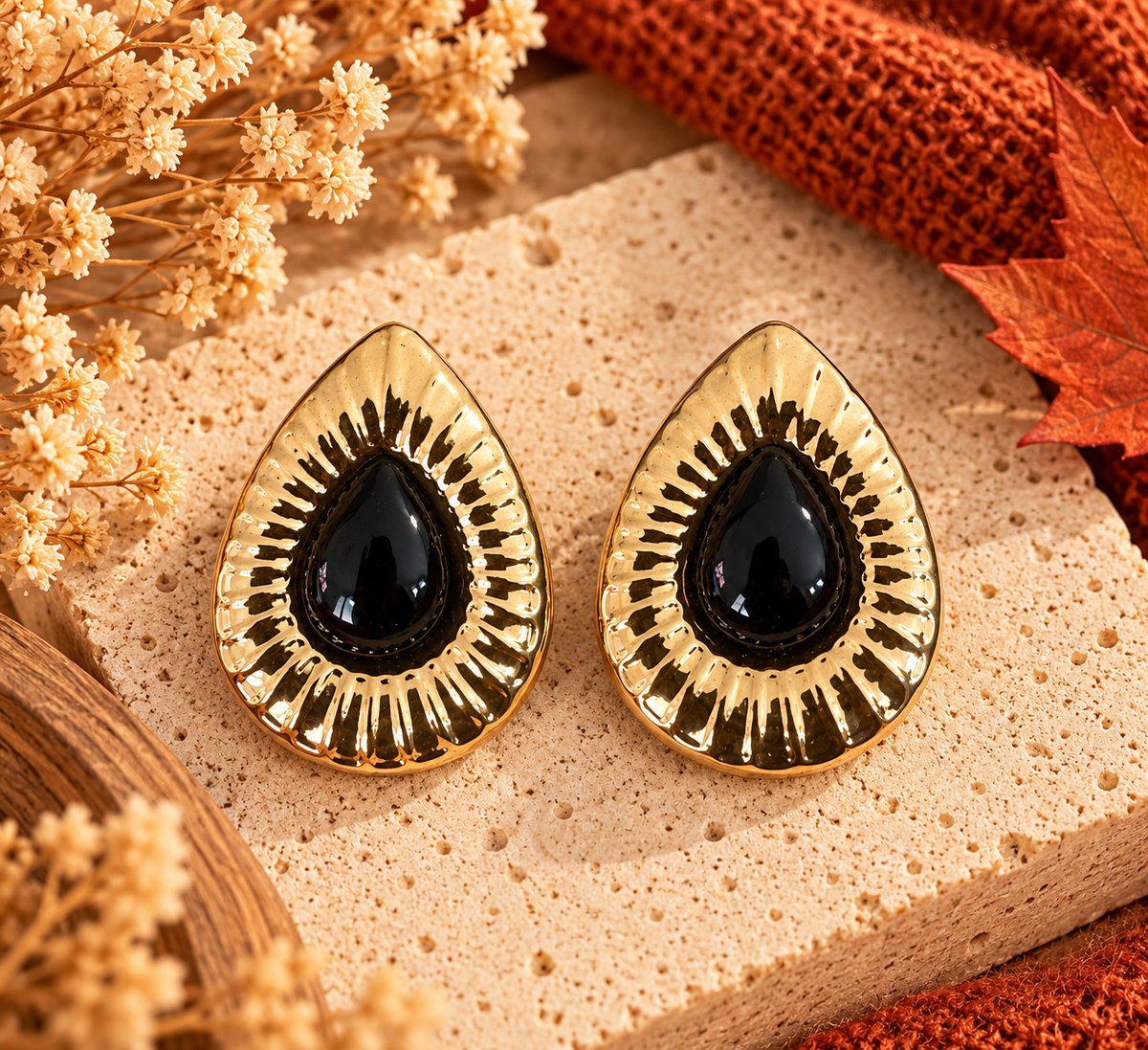 Boucles d’oreilles Élya – Goutte dorée et résine