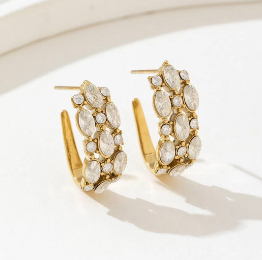 Boucles d’oreilles Éclat d’Or – Créoles dorées serties de pierres scintillantes