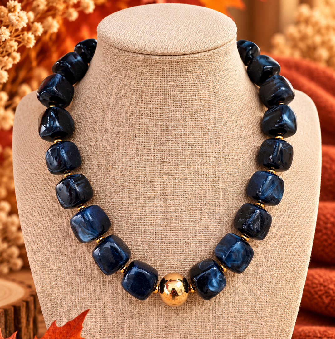 Collier Naya – Perles en résine marbrée et détails dorés