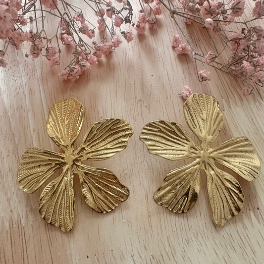 Boucles d’oreilles fleurs dorées texturées – chic & tendance