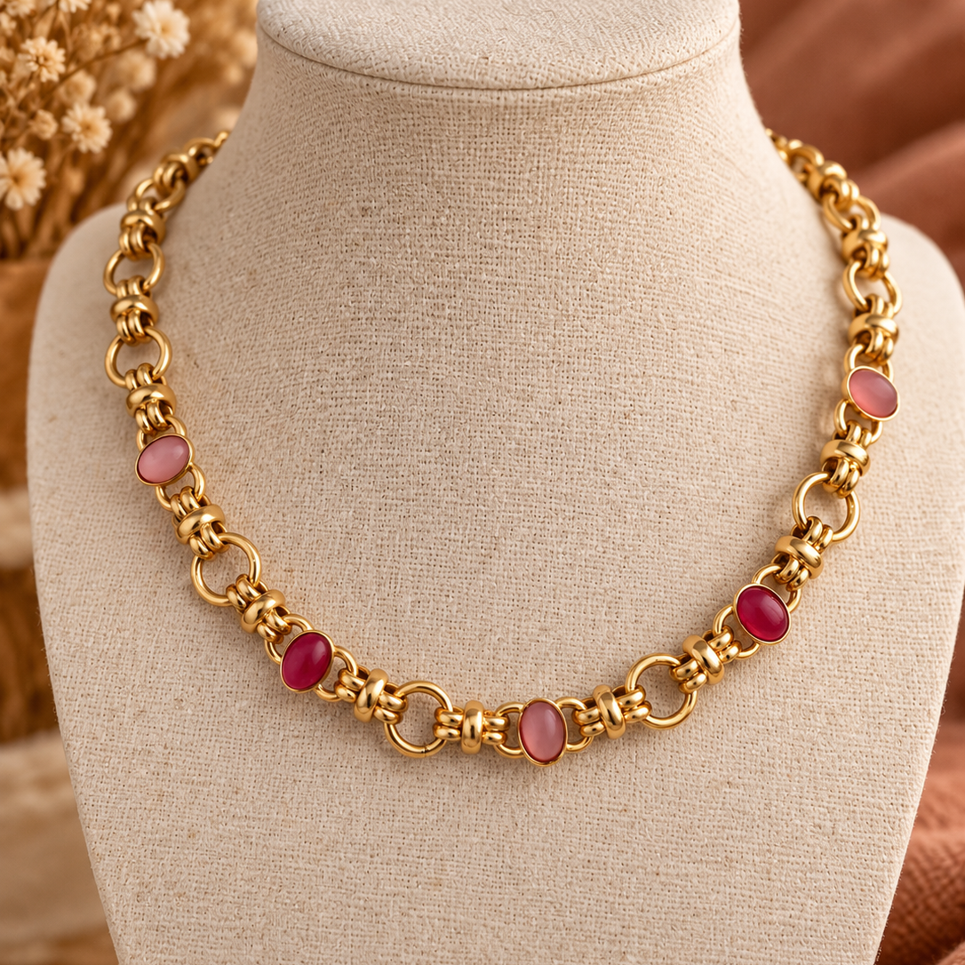 Collier Rosalia – Chaîne dorée aux pierres roses et fuchsia