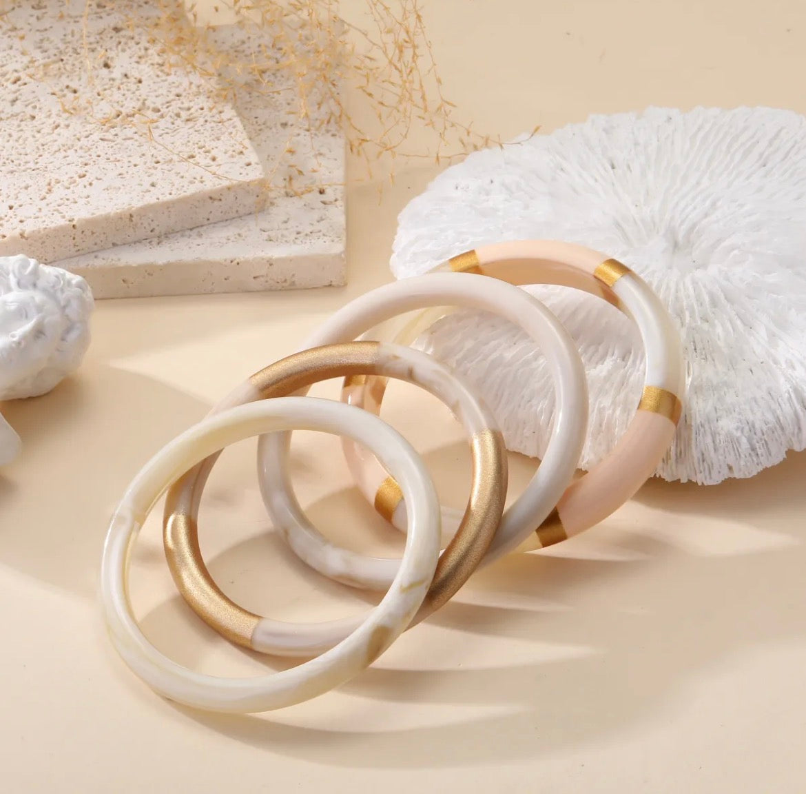 Bracelets joncs Élya – Lot de 4 en résine