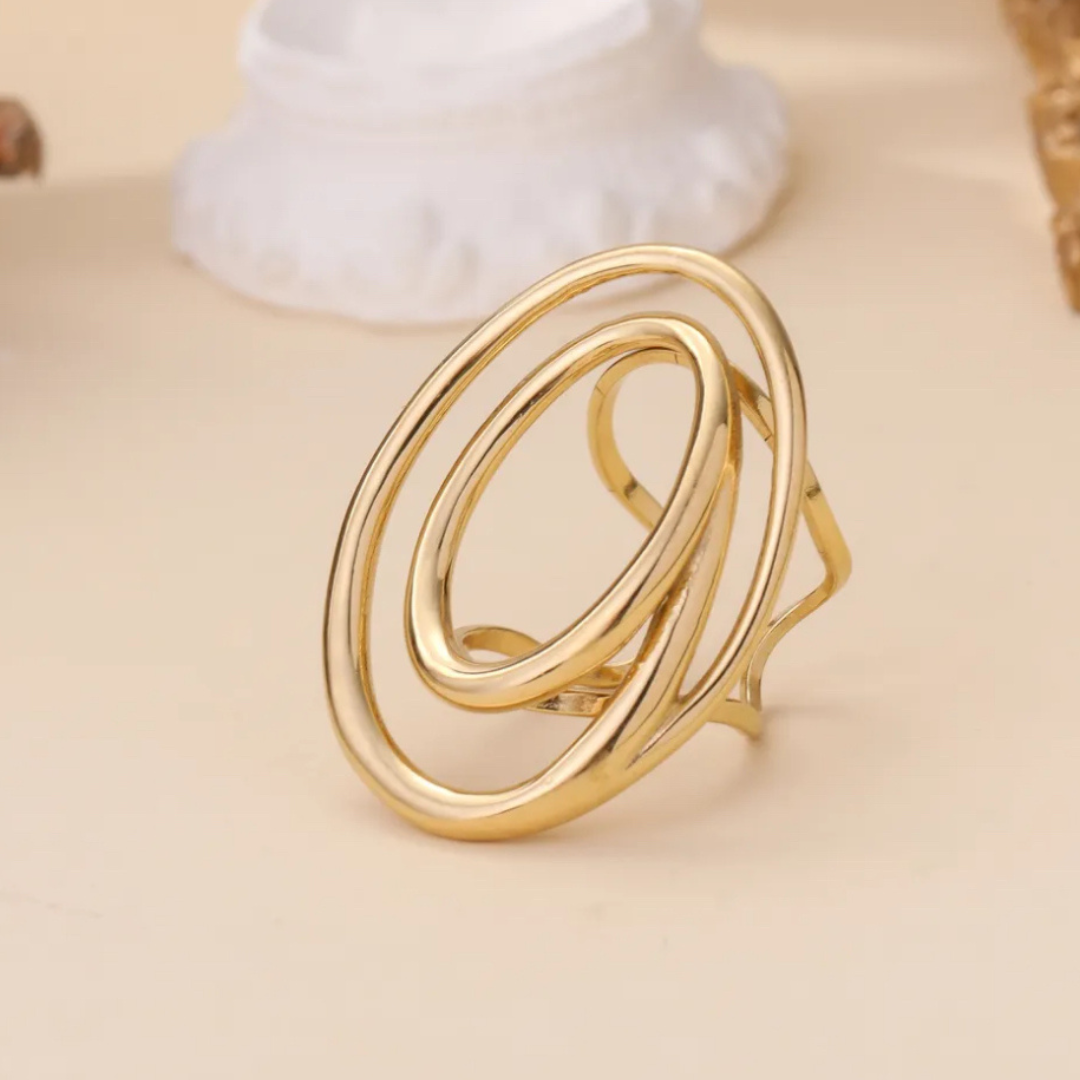 Bague dorée anneaux entrelacés – Design moderne et élégant