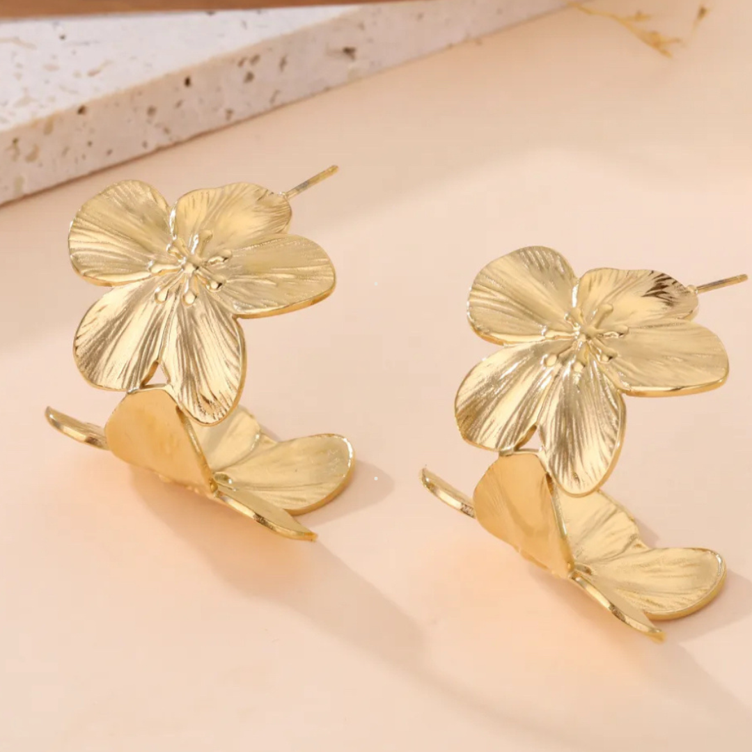 Boucles d’oreilles fleurs dorées en relief