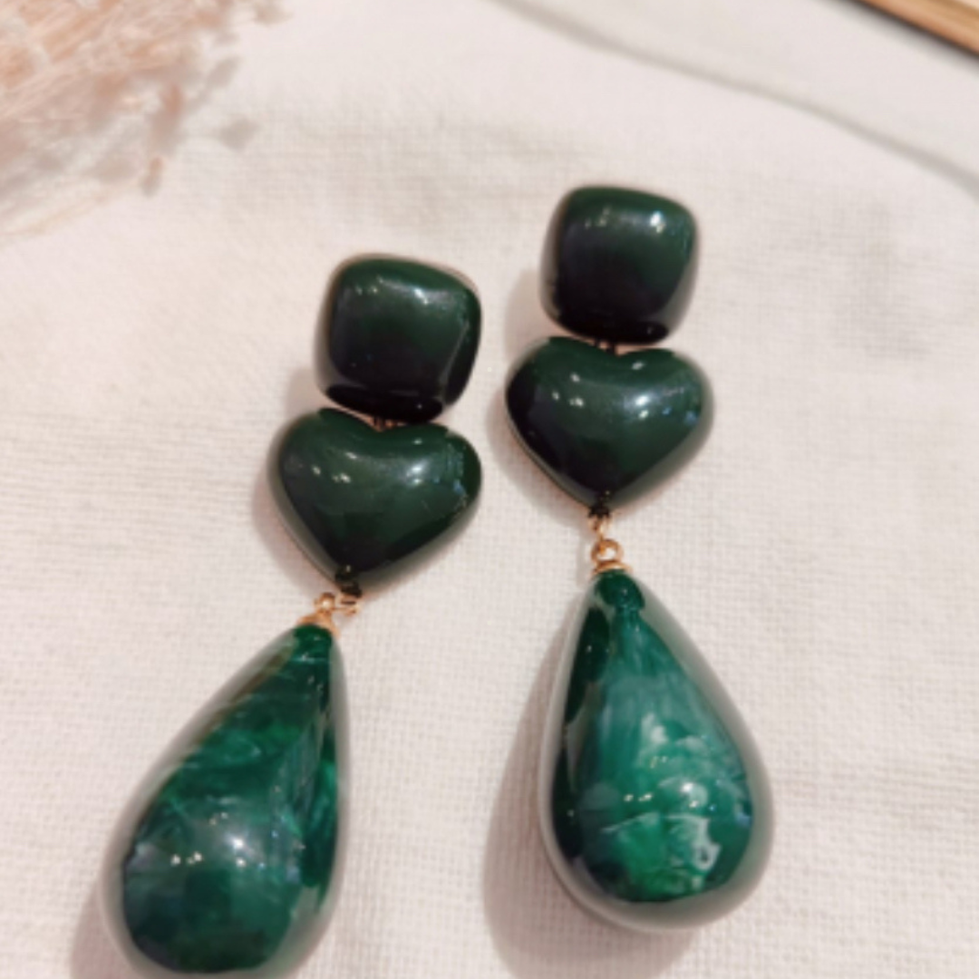 Boucles d’oreilles pendantes vertes en résine effet marbré.
