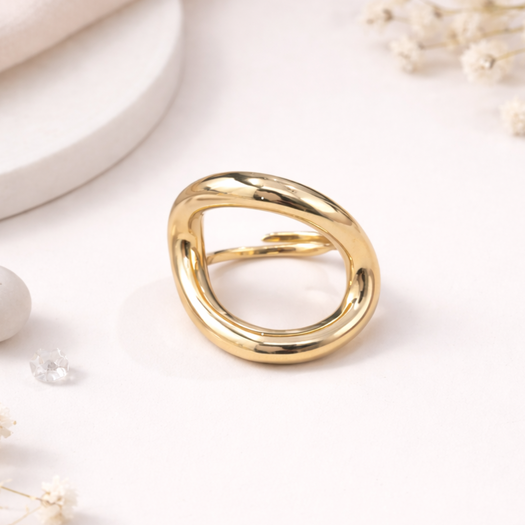 Bague Sculpturale Dorée – Design Moderne