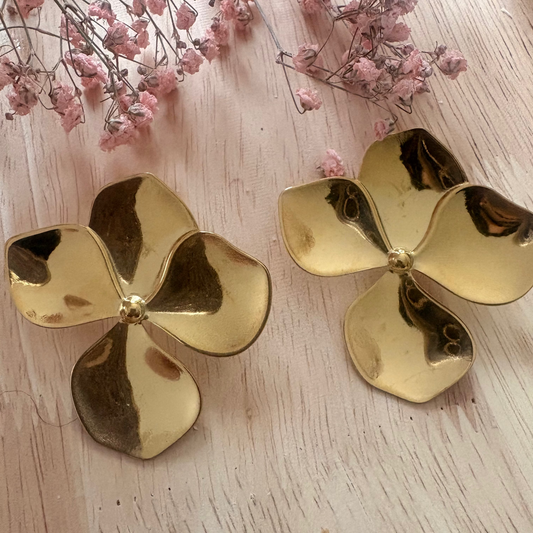 Boucles d’oreilles fleurs dorées – effet vintage chic