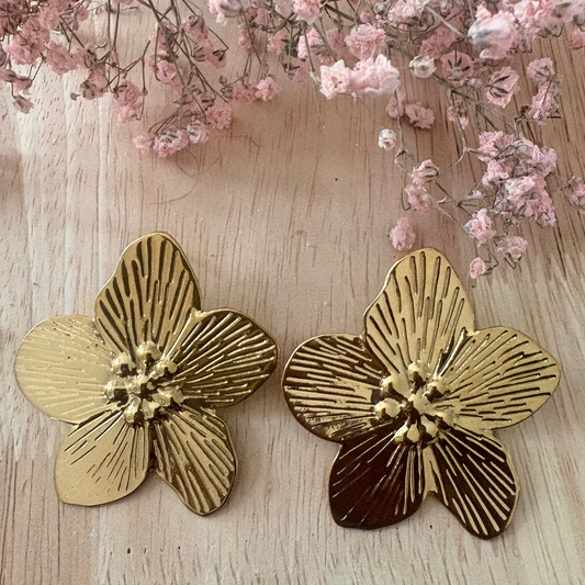 Boucles d’oreilles fleurs dorées relief – statement chic