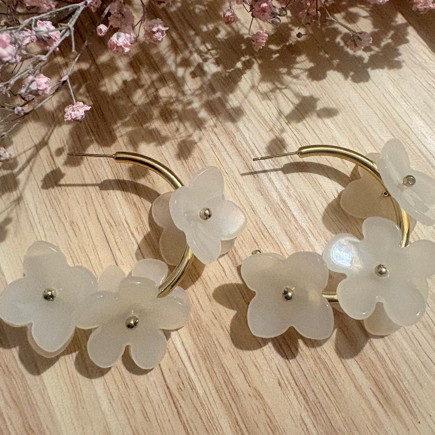 Boucles d’oreilles créoles dorées & fleurs blanches – style romantique