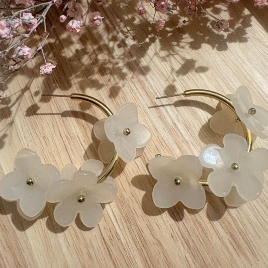 Boucles d’oreilles créoles dorées & fleurs blanches – style romantique