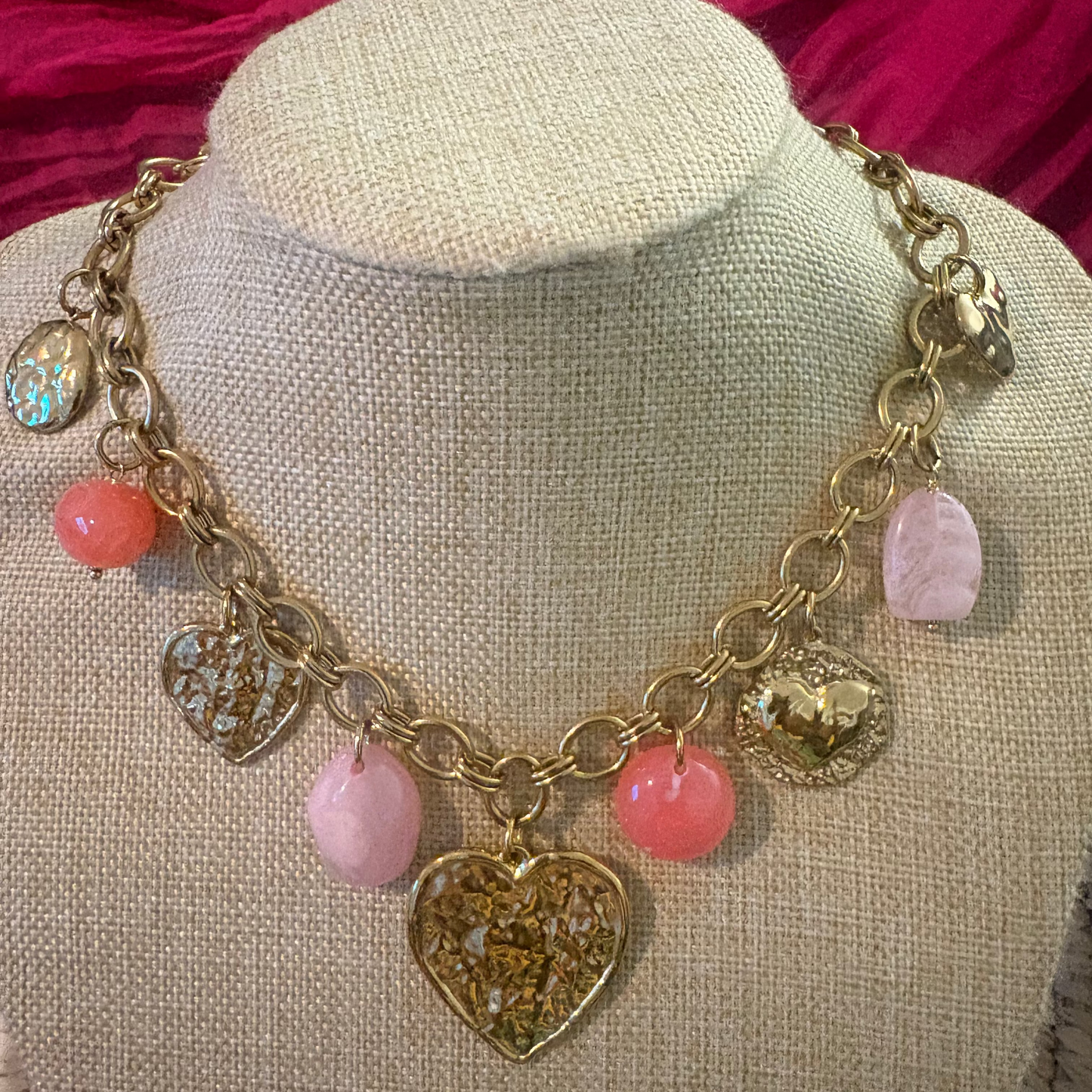 Collier Rosalie – Charms cœurs et perles roses