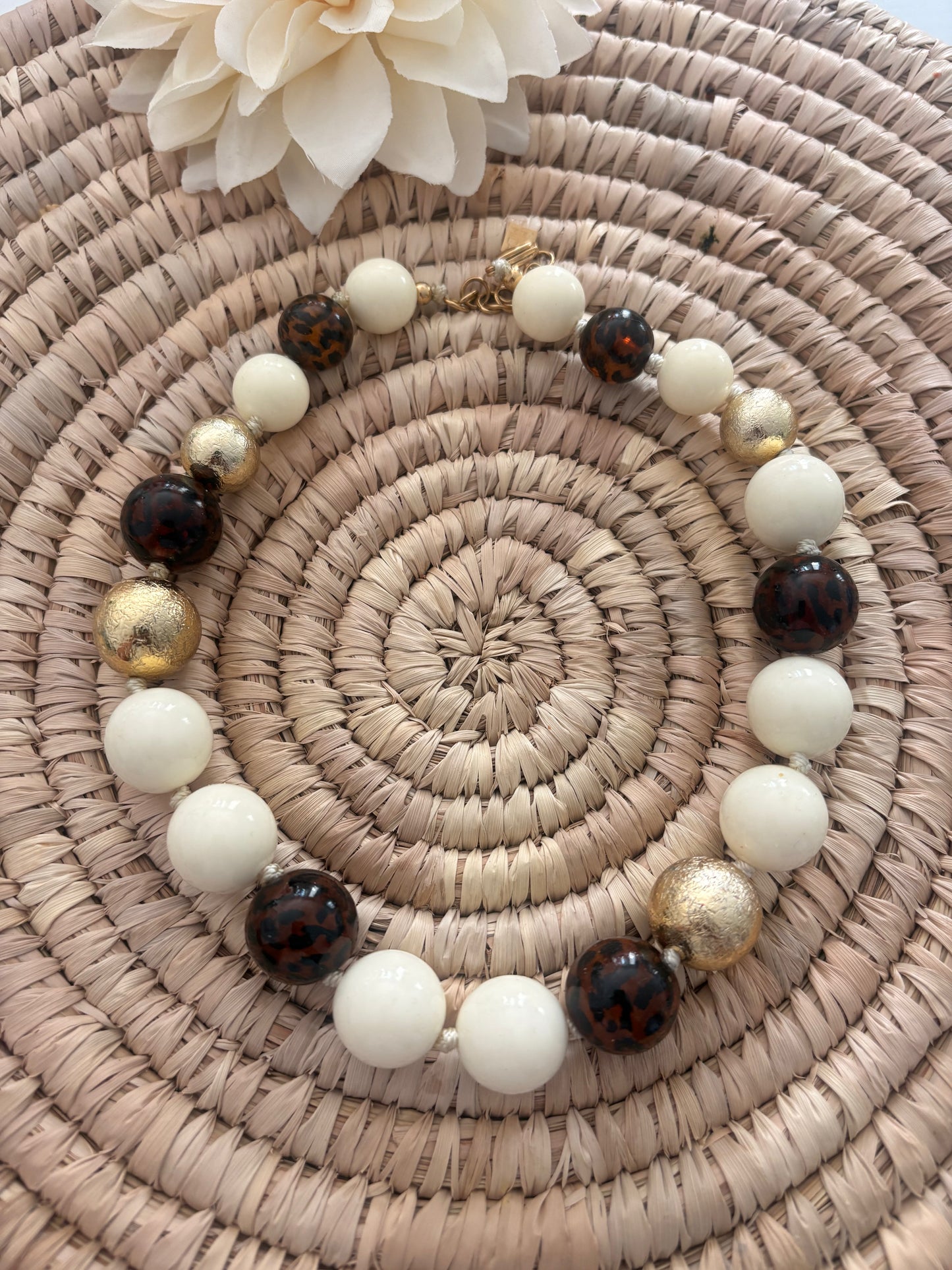 Collier grosses perles écru, écaille et doré