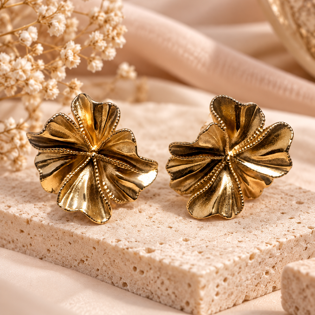 Boucles d’oreilles Éléonore – Fleurs dorées en acier inoxydable