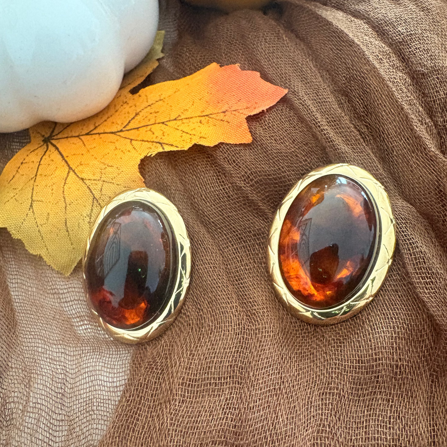 Boucles d’oreilles Ambra – Ovales dorées effet pierre – Noir ou Ambre