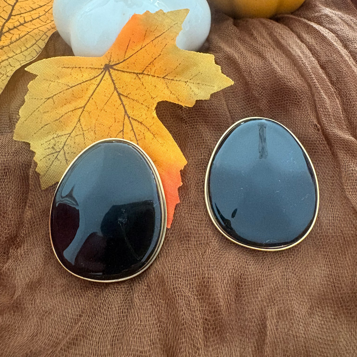 Boucles d’oreilles Ambre et noir– Ovales marron translucide ou noir et contour doré
