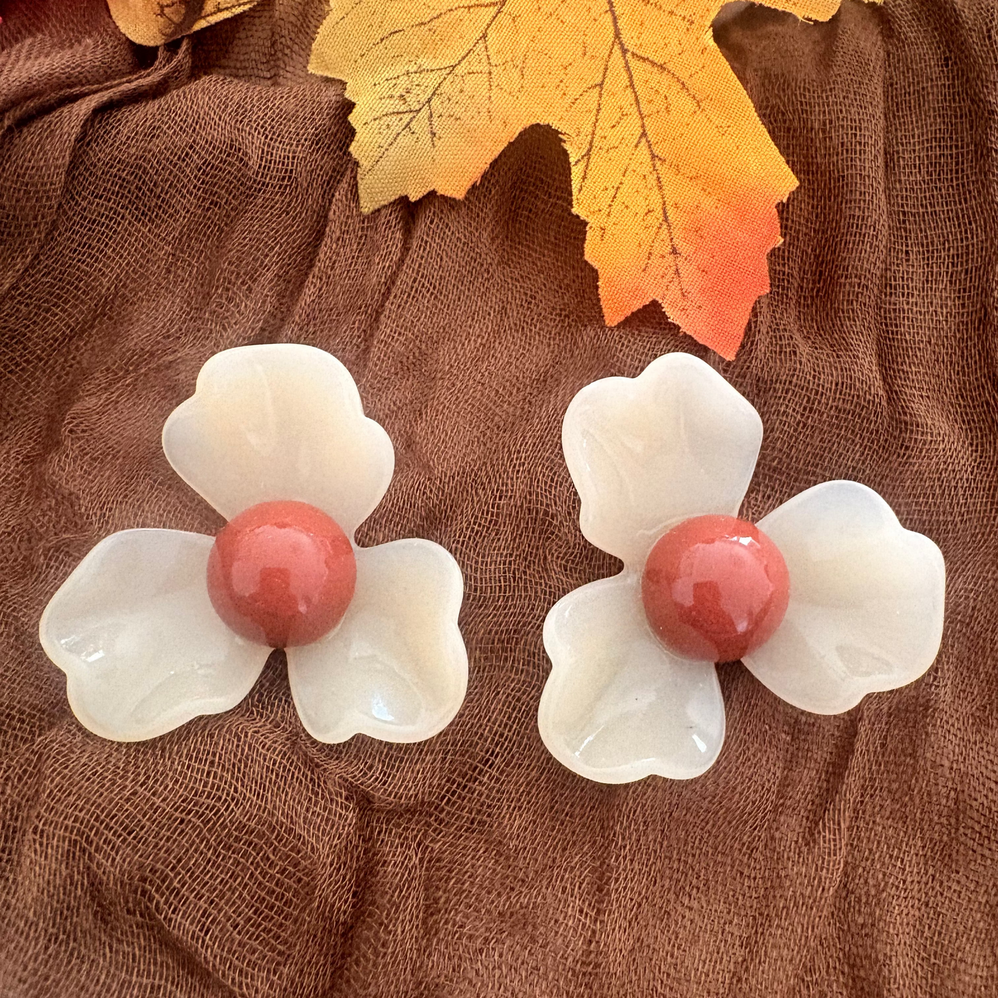Boucles d’oreilles Fleur de Nacre – Fleurs écrues et cœur marron
