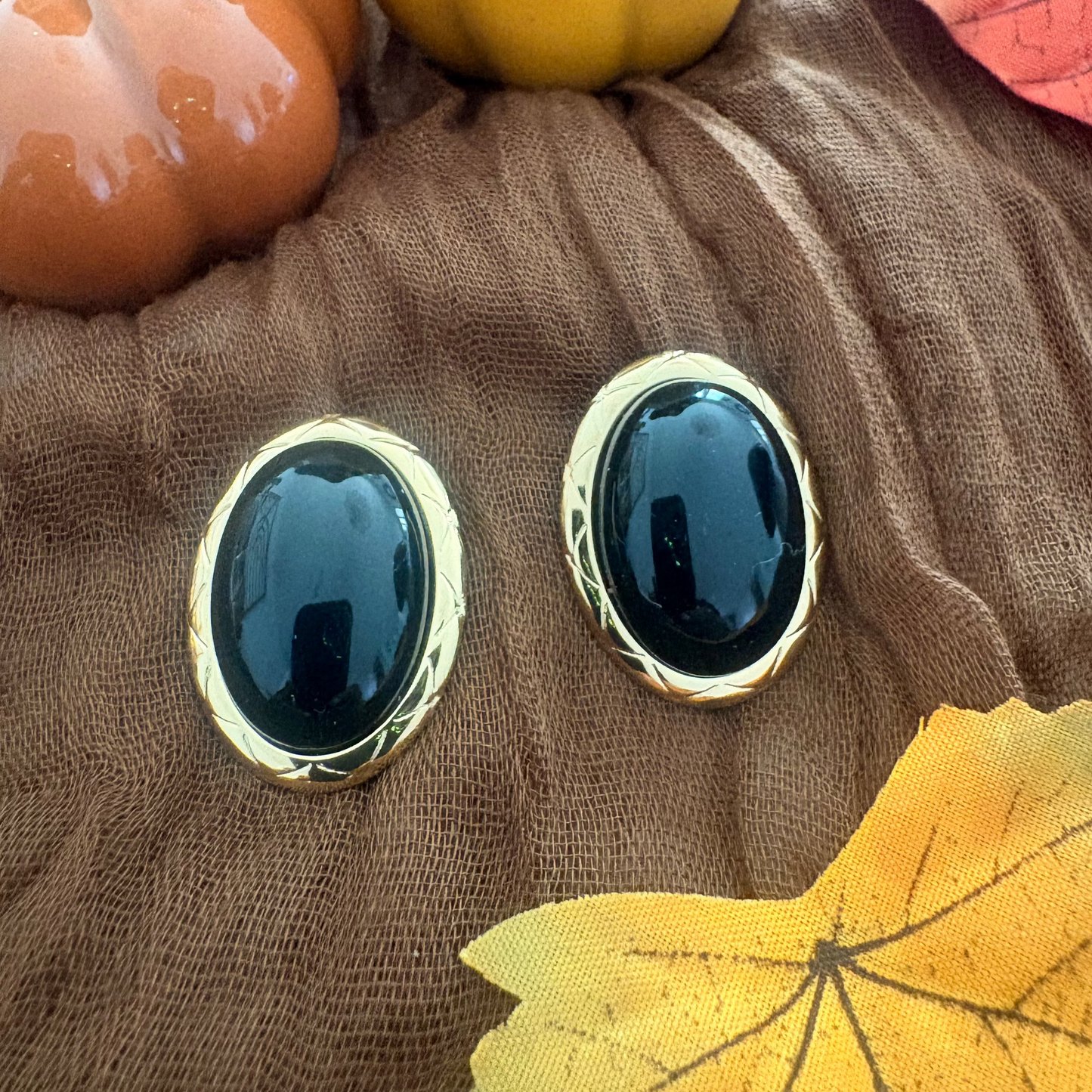 Boucles d’oreilles Ambra – Ovales dorées effet pierre – Noir ou Ambre