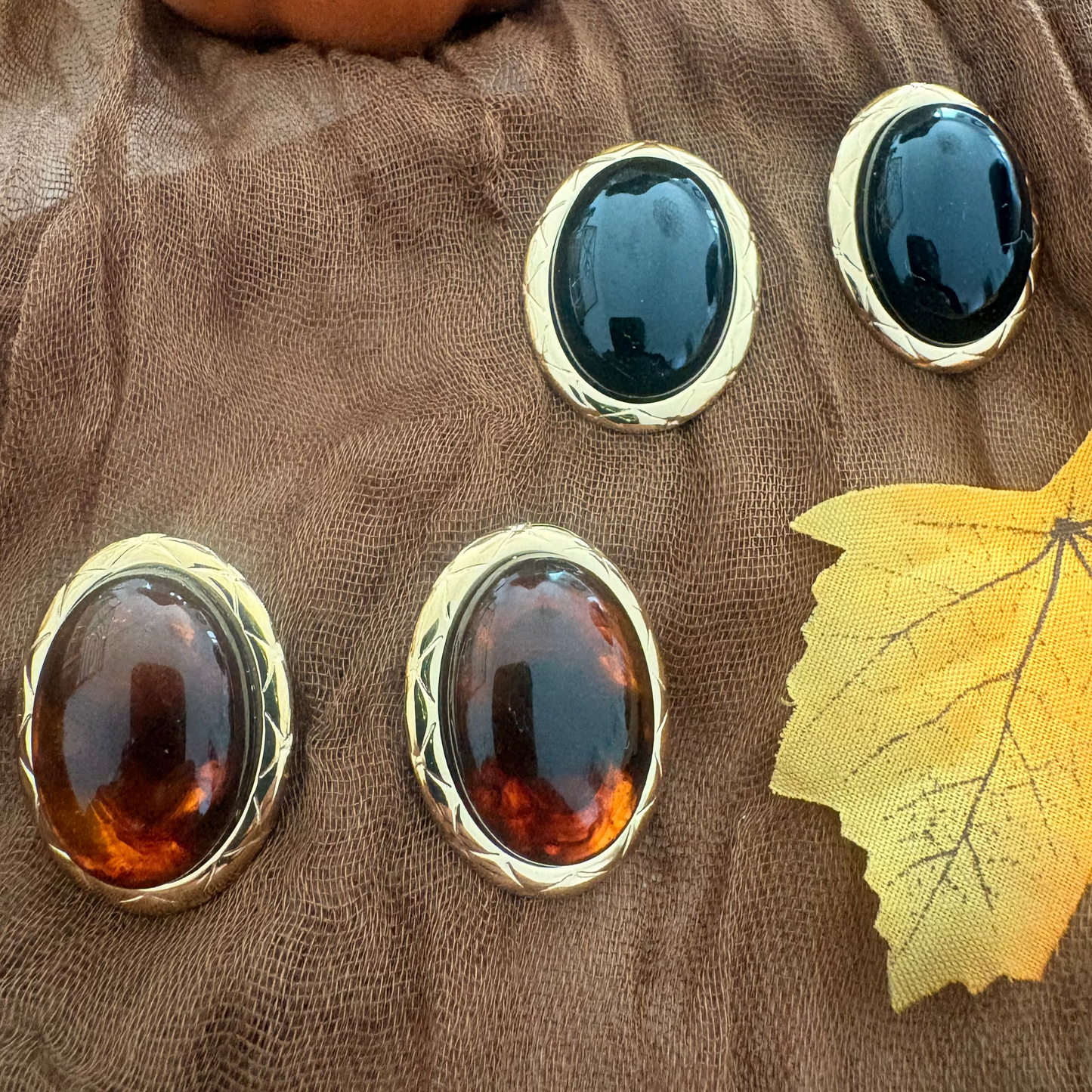Boucles d’oreilles Ambra – Ovales dorées effet pierre – Noir ou Ambre