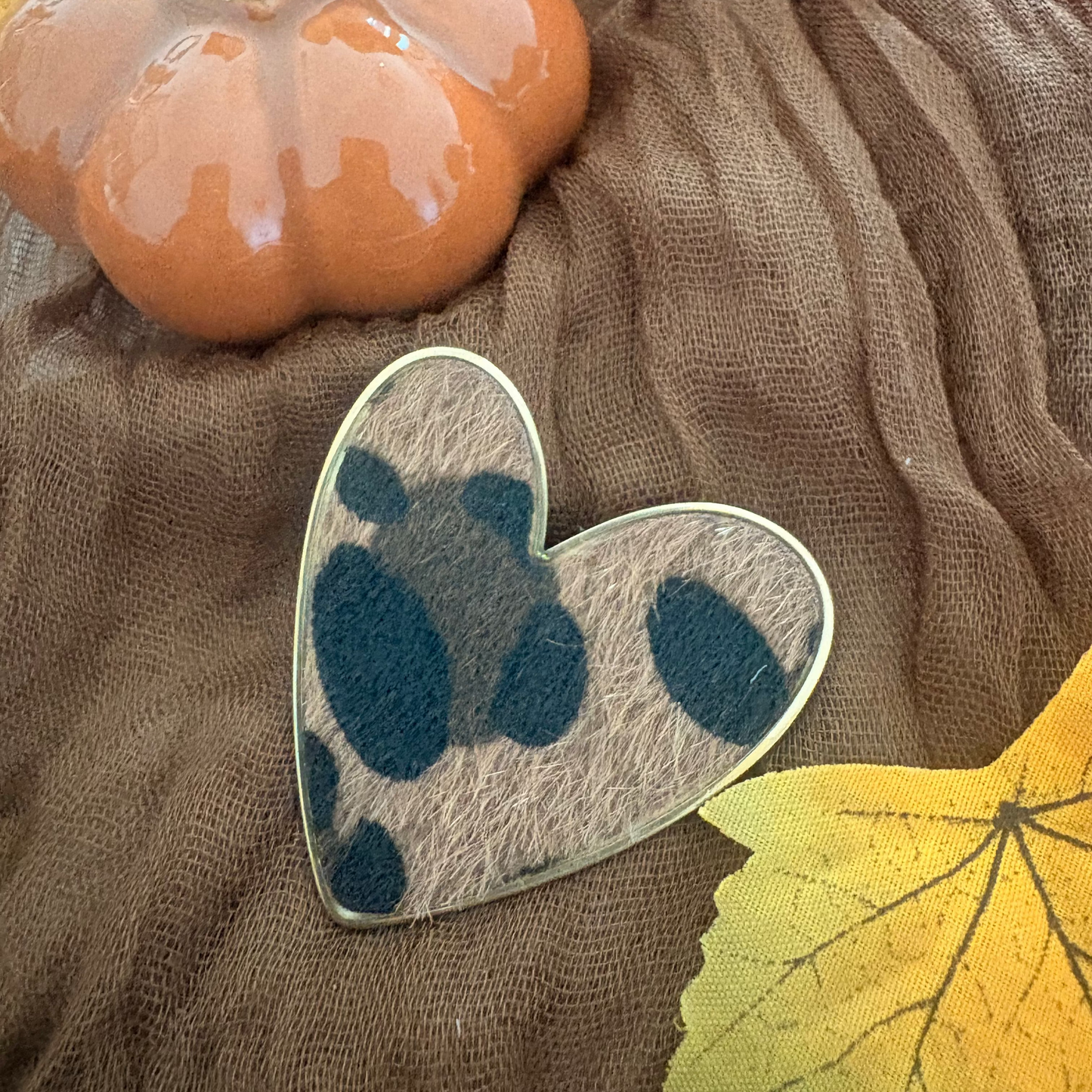 Broche Savannah – Cœur léopard et contour doré