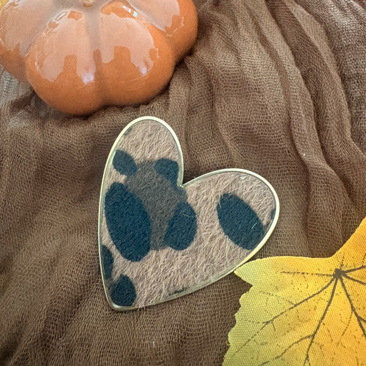 Broche Savannah – Cœur léopard et contour doré