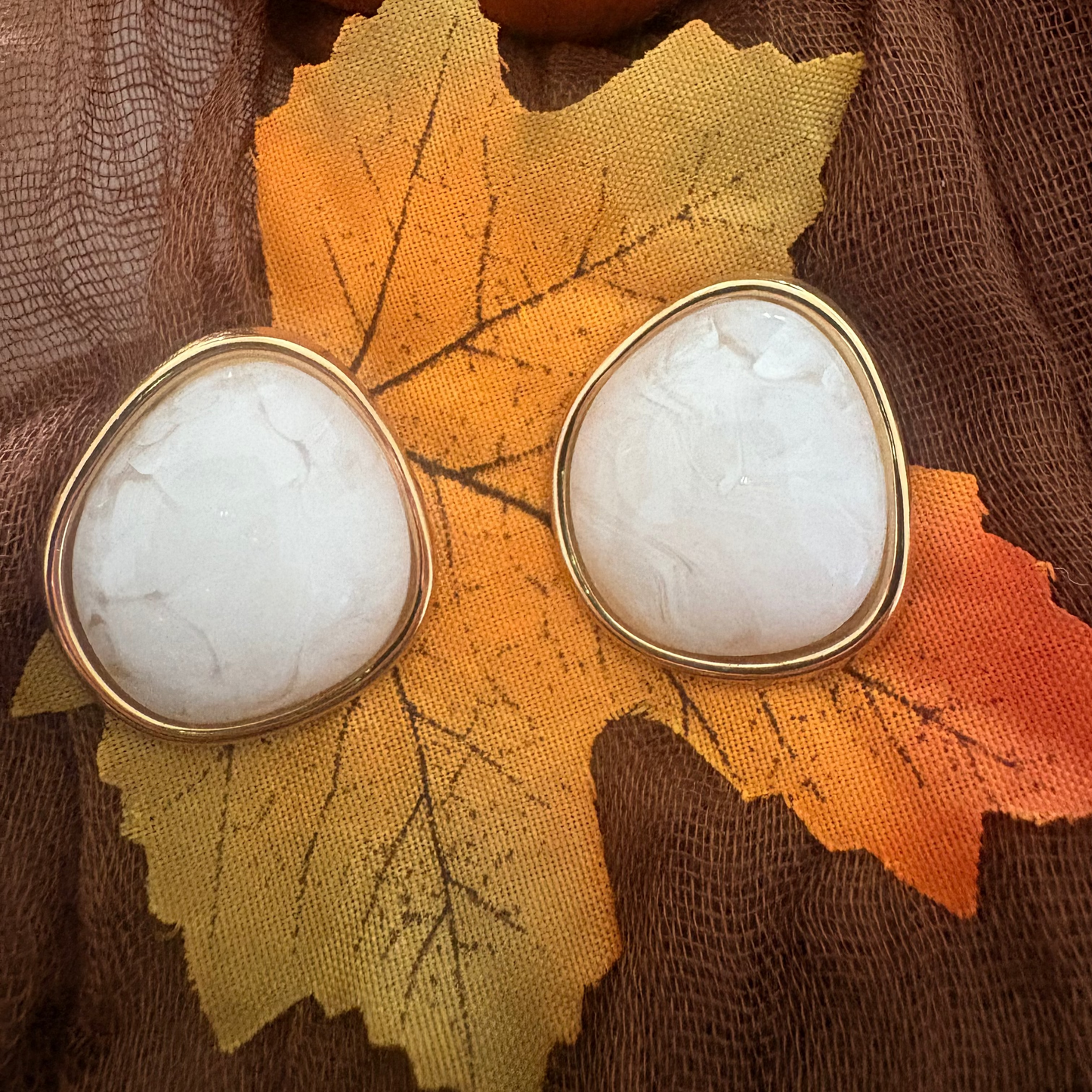 Boucles d’oreilles Nacéria – Effet nacré blanc et contour doré