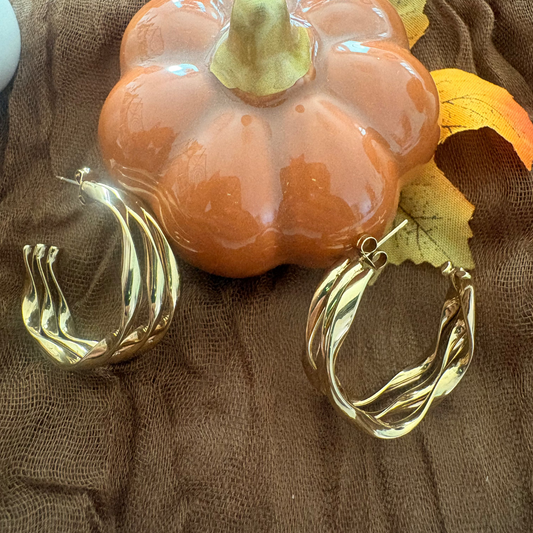Boucles d’oreilles Ondine – Créoles dorées torsadées