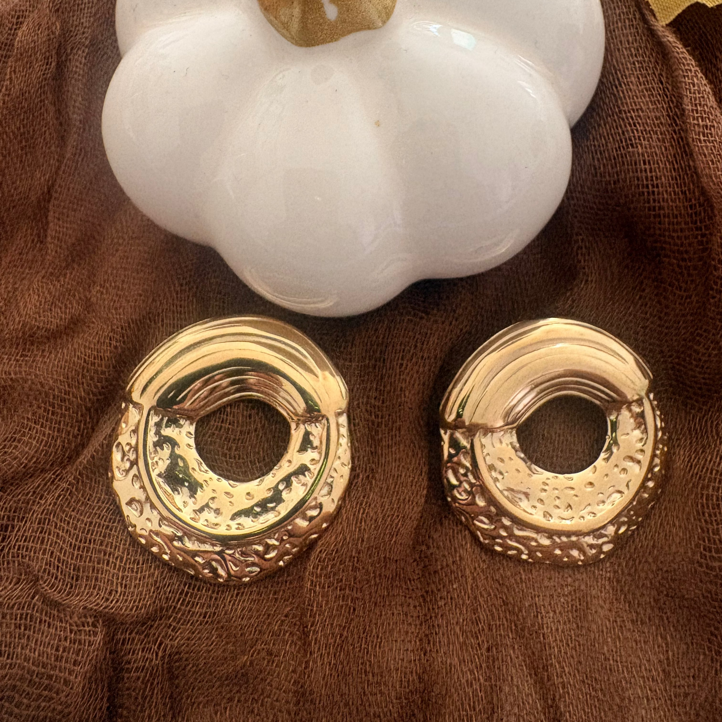 Boucles d’oreilles Aura Dorée – Rondes dorées effet martelé