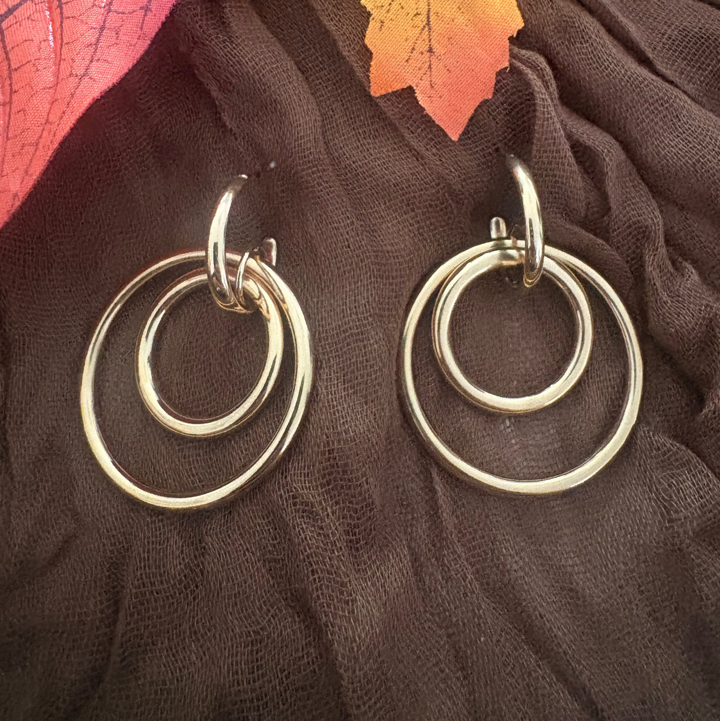 Boucles d’oreilles Élégance Infinie – Créoles dorées à anneaux multiples