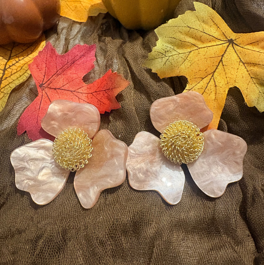 Boucles d’oreilles Fleur d’Ambre – Fleurs roses nacrées et cœur doré en acier inoxydable