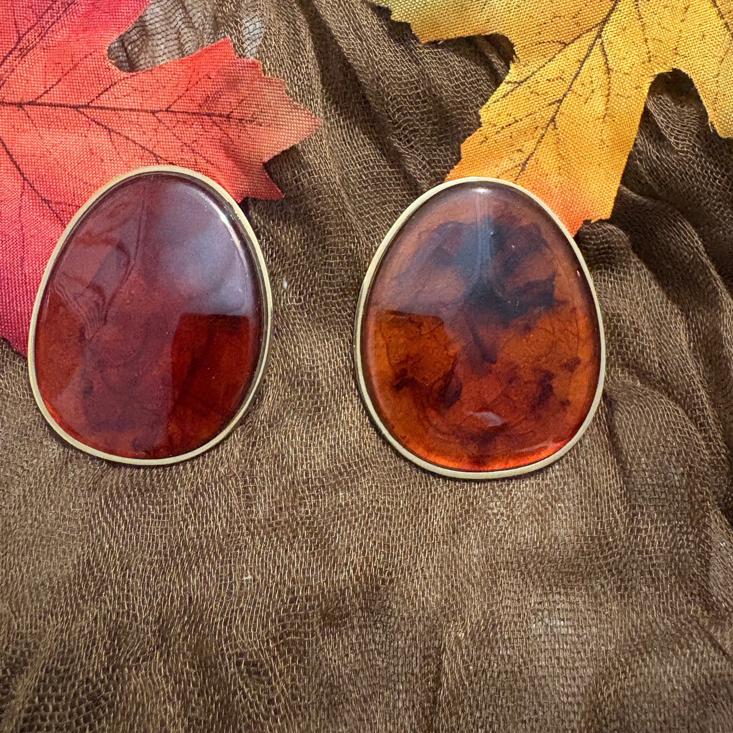 Boucles d’oreilles Ambre et noir– Ovales marron translucide ou noir et contour doré