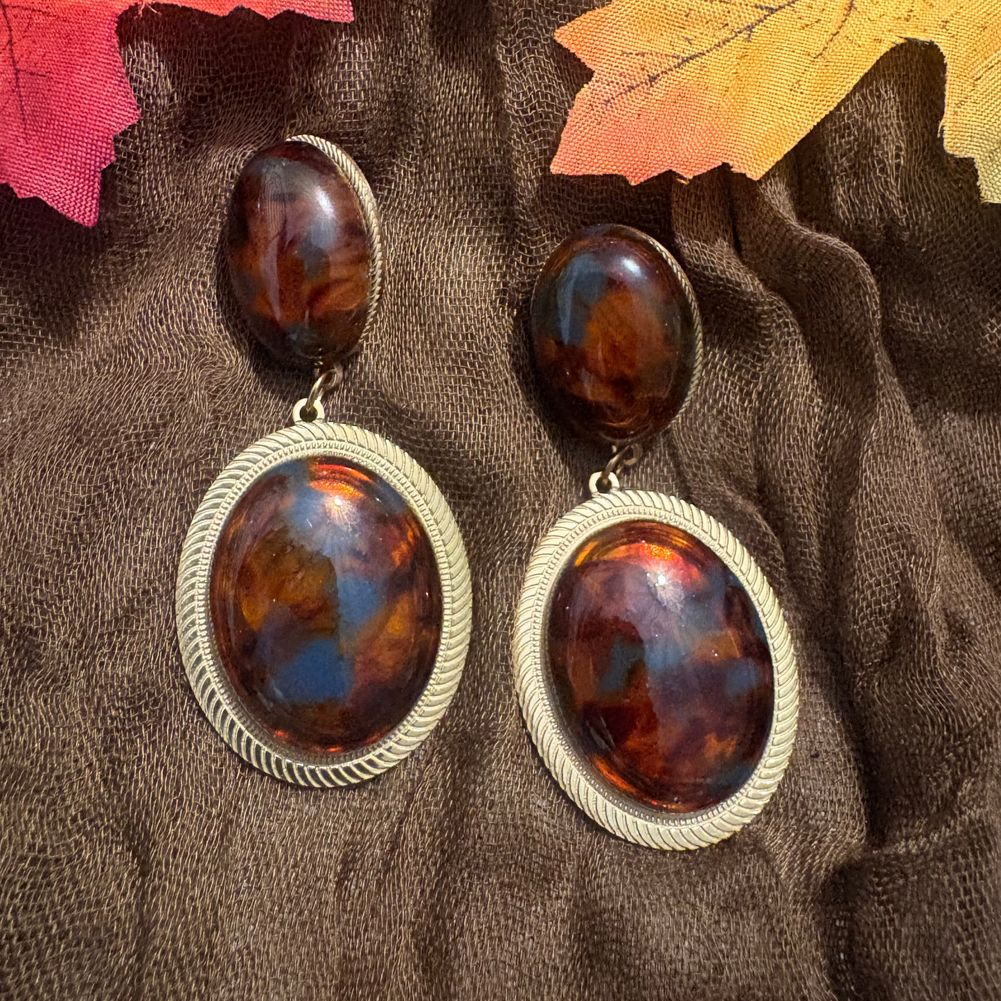 Boucles d’oreilles Moka– Pendantes effet écaille marron et doré