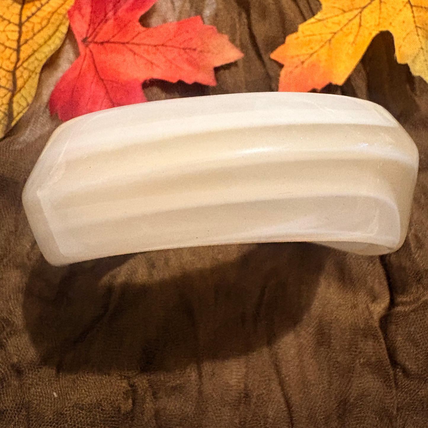 Bracelet jonc large Nacréa – Blanc nacré – Diamètre 7 cm.