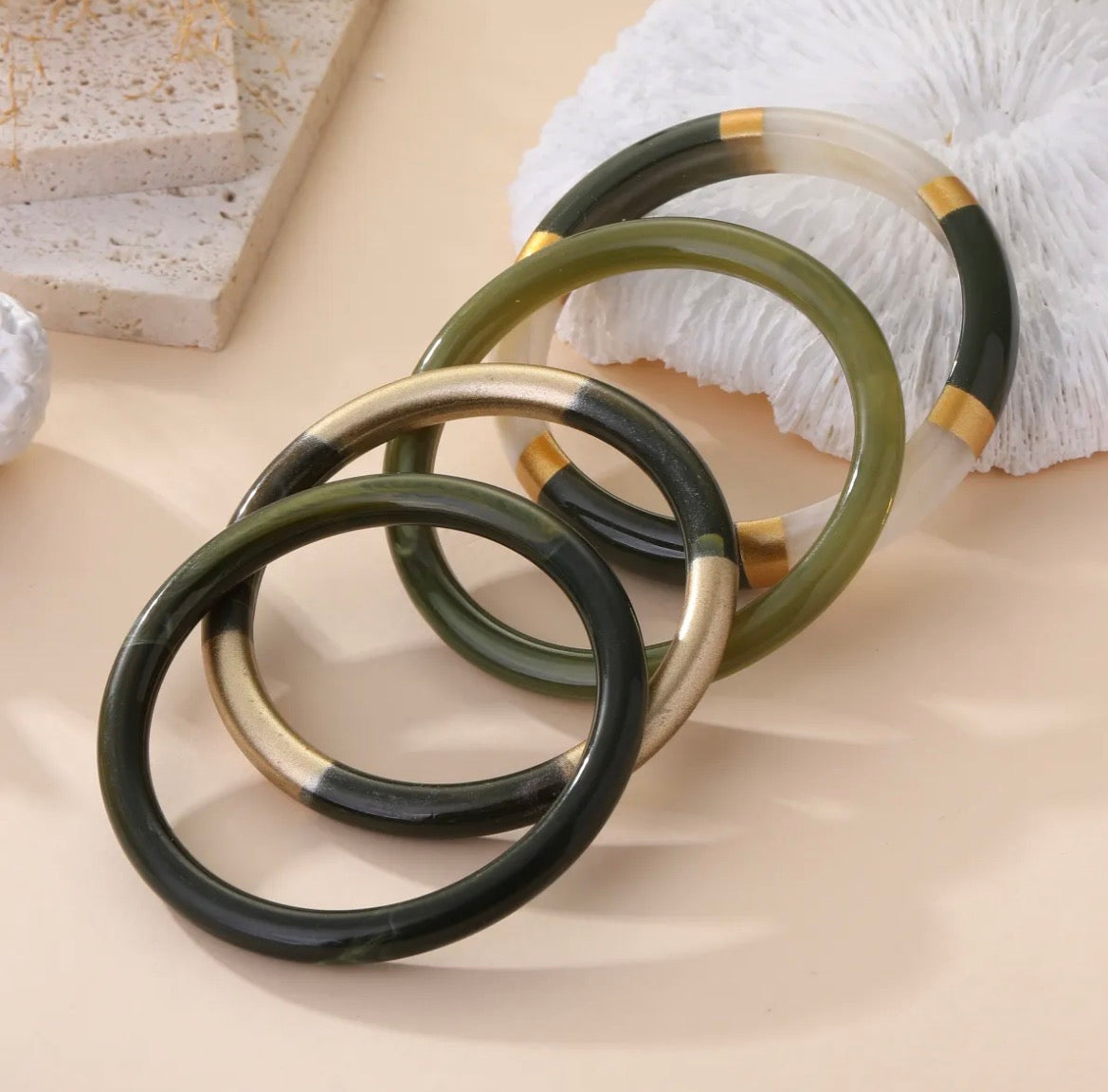 Bracelets joncs Élya – Lot de 4 en résine